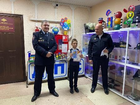 В торжественной обстановке Североморские полицейские поздравили победителей конкурса поделок, приуроченного к их профессиональному празднику