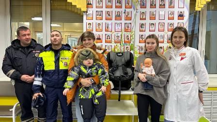 Сотрудники Госавтоинспекции областного центра посетили детскую поликлинику №1