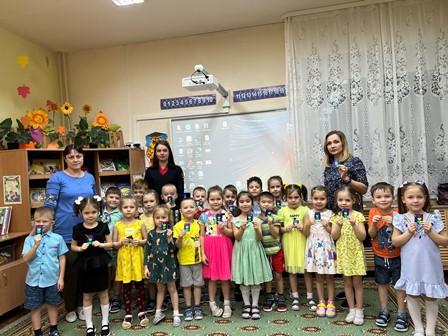 Инспектор ОГИБДД ЗАТО Александровск вместе с дошкольниками сделали поделки-световозвращатели