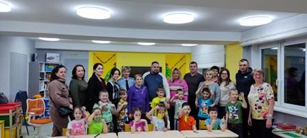 В Апатитcком детском саду № 50 инспектор по пропаганде безопасности дорожного движения приняла участие в мастер – классе по изготовлению световозвращателей