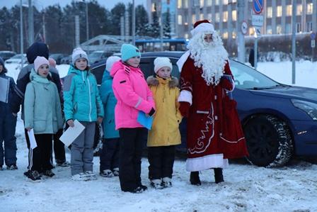 В Кандалакше сотрудники Госавтоинспекции провели акцию «Полицейский Дед Мороз»