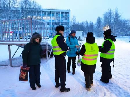 В Оленегорске сотрудники Госавтоинспекции провели профилактическое мероприятие «Будь заметнее»
