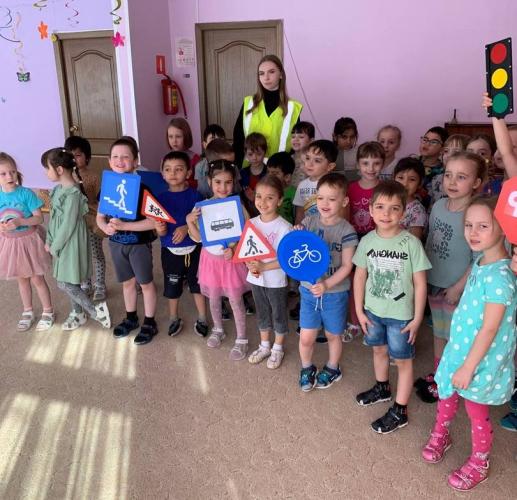 Сотрудники Госавтоинспекции города Мурманска провели акцию «Пешеход» для дошкольников детского сада № 89