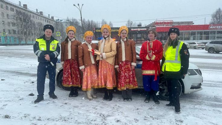 Сотрудники Госавтоинспекции города Мурманска совместно с учащимися Дома творчества Ленинского округа провели акцию «Дети – не дрова!»