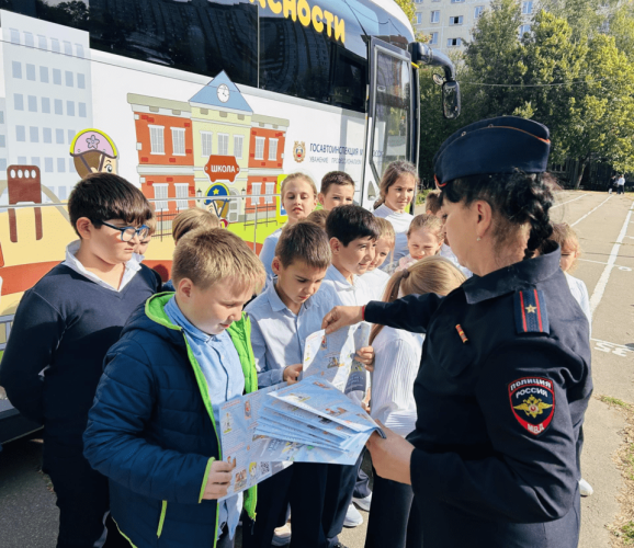 Госавтоинспекторы прокатили детей на автобусе-тренажере «Школы дорожной безопасности»