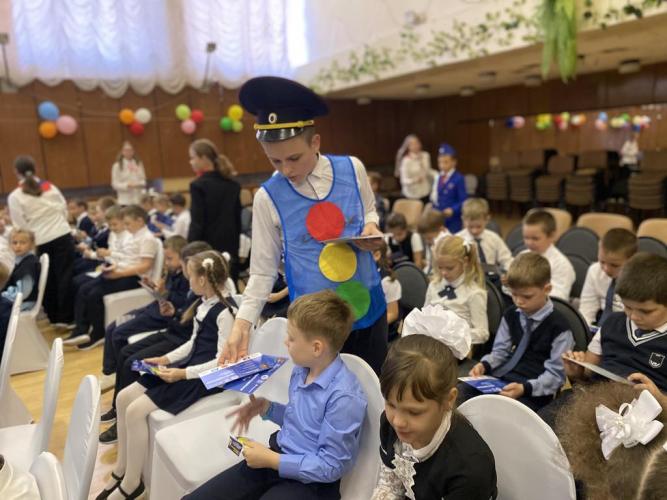 В Дубне посвящение первоклассников в пешеходы завершилось танцевальным флешмобом