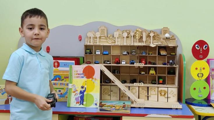 Нәни блогер Самат шәп   китап белән таныштыра