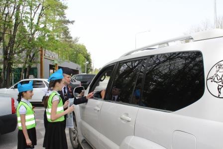 В преддверии Дня Победы сотрудники подмосковной Госавтоинспекции совместно с юными инспекторами дорожного движения, посетили единственный в России памятник регулировщицам военных лет. Он установлен в поселке Снегири Истринского района напротив Рубежа Слав