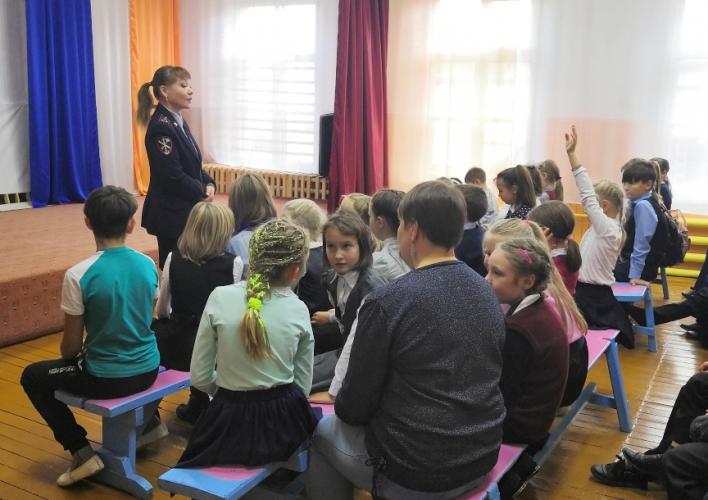 В Нижнеангарске полицейские посетили воспитанников районного Дома детского творчества