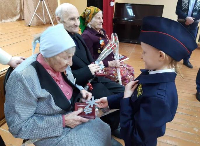 В Татищево юные инспекторы движения вручили ветеранам Великой Отечественной войны юбилейные медали и световозвращающие аксессуары